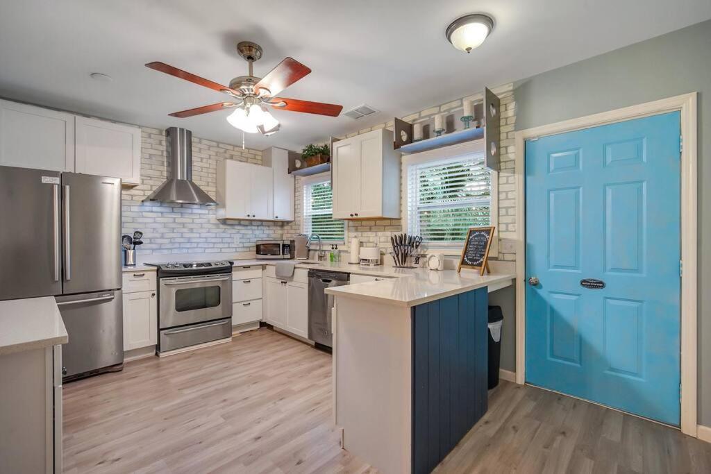 Holiday home New Cheerful Renovated - 5 Min To Downtown! *