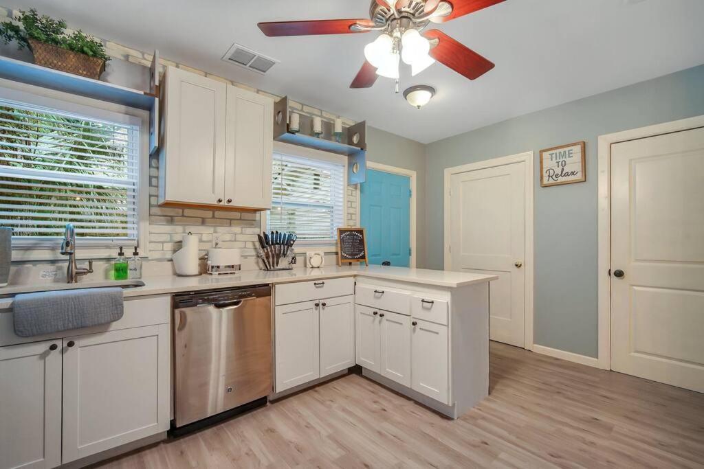 New Cheerful Renovated - 5 Min To Downtown! Holiday home *