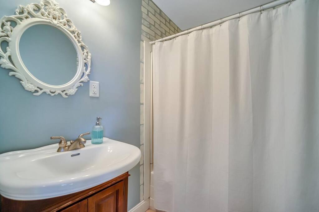 Holiday home New Cheerful Renovated - 5 Min To Downtown!
