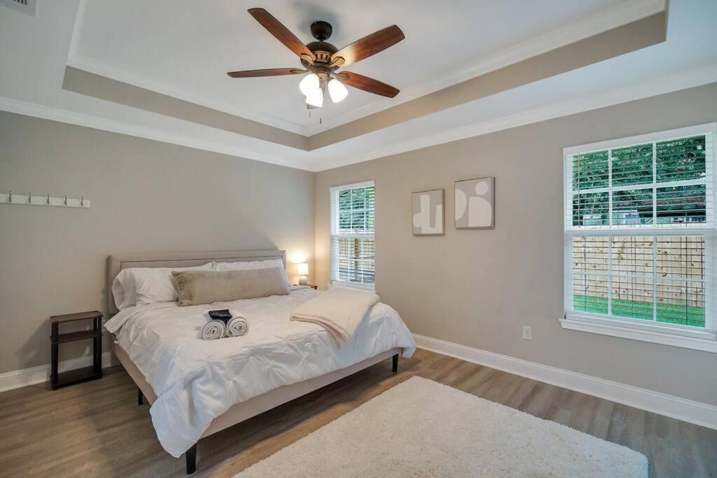 Beautiful New Construction Only 4 Min To Downtown! Holiday home