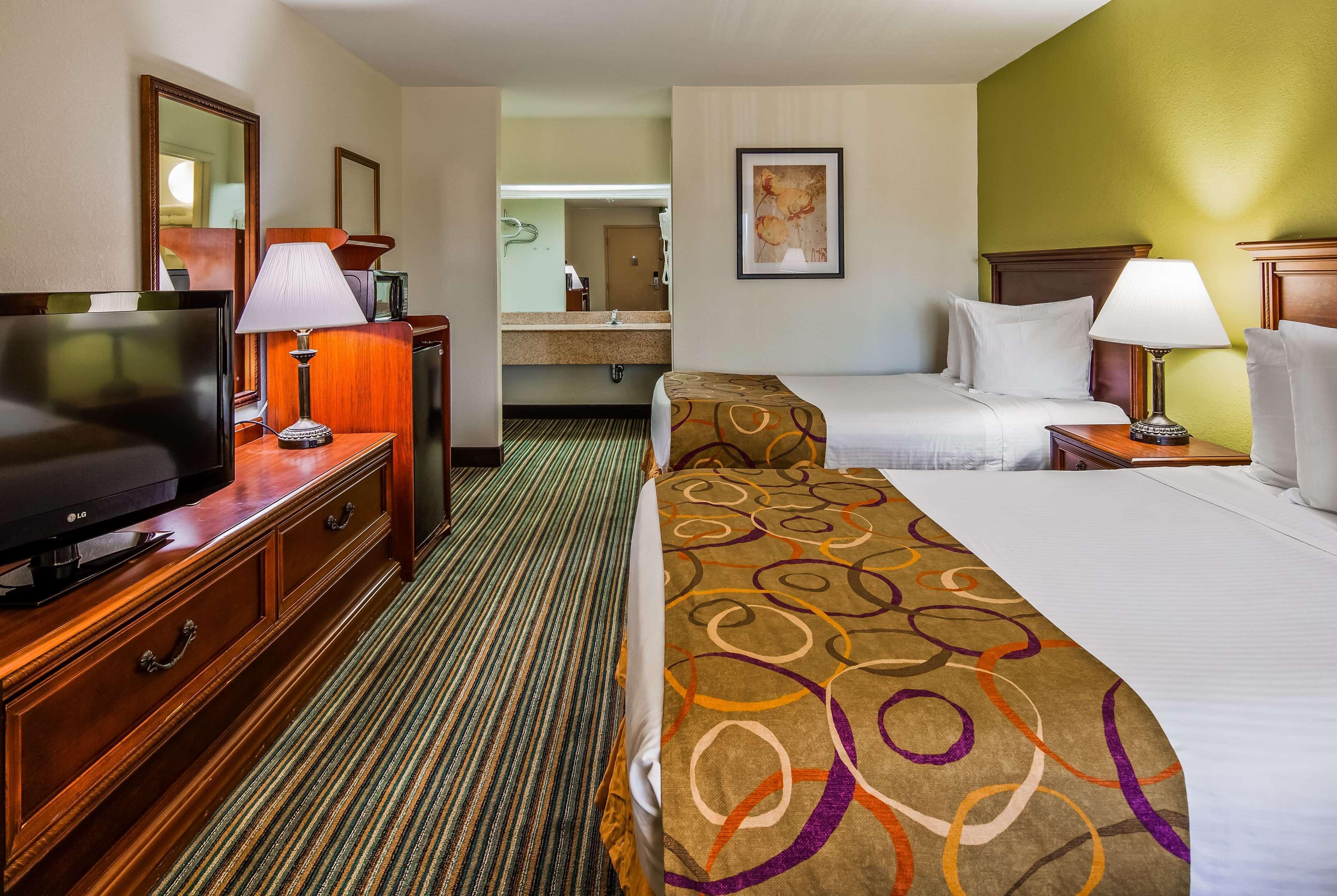 Ramada By Wyndham Savannah Gateway Motel