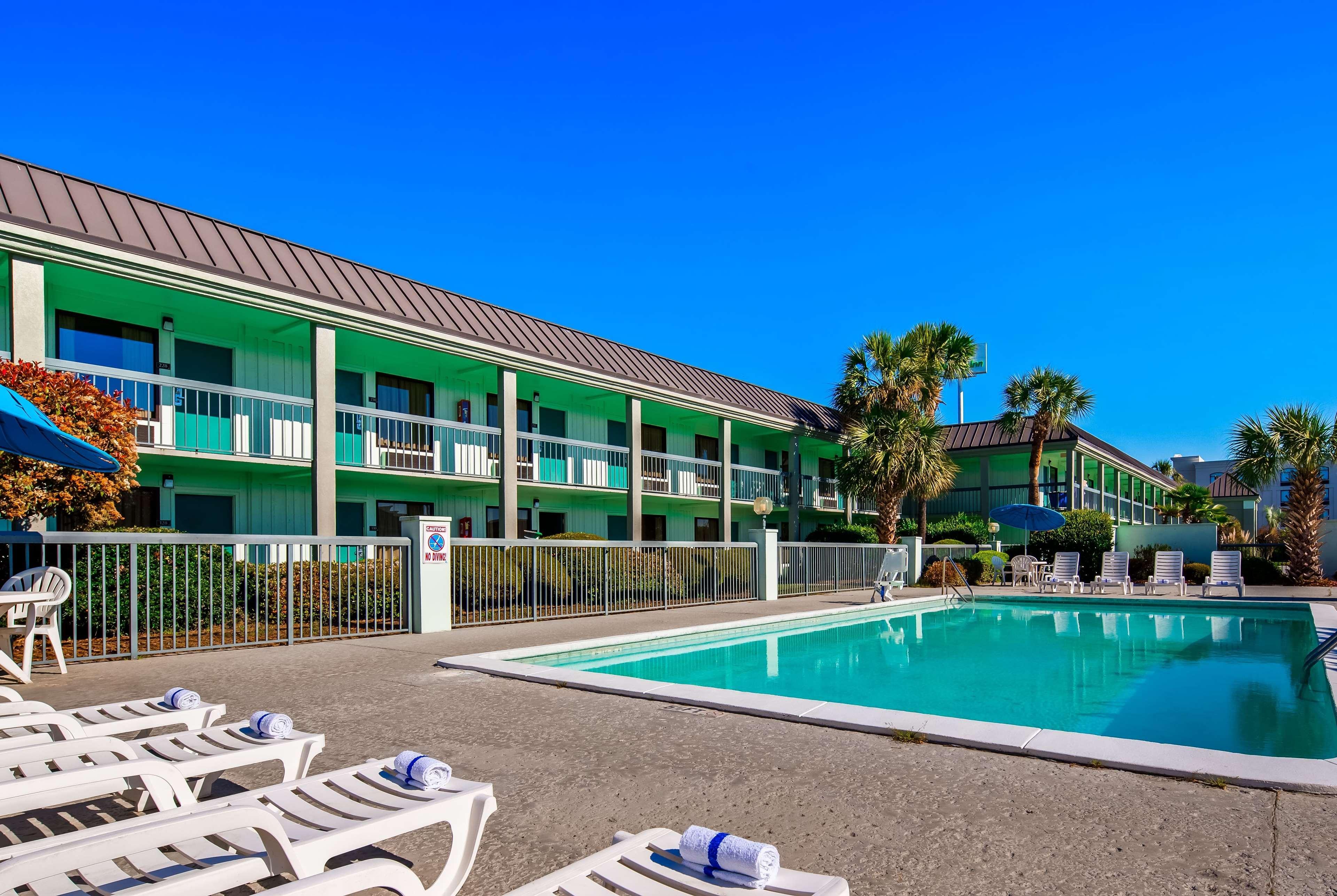 Ramada By Wyndham Savannah Gateway Motel 3*