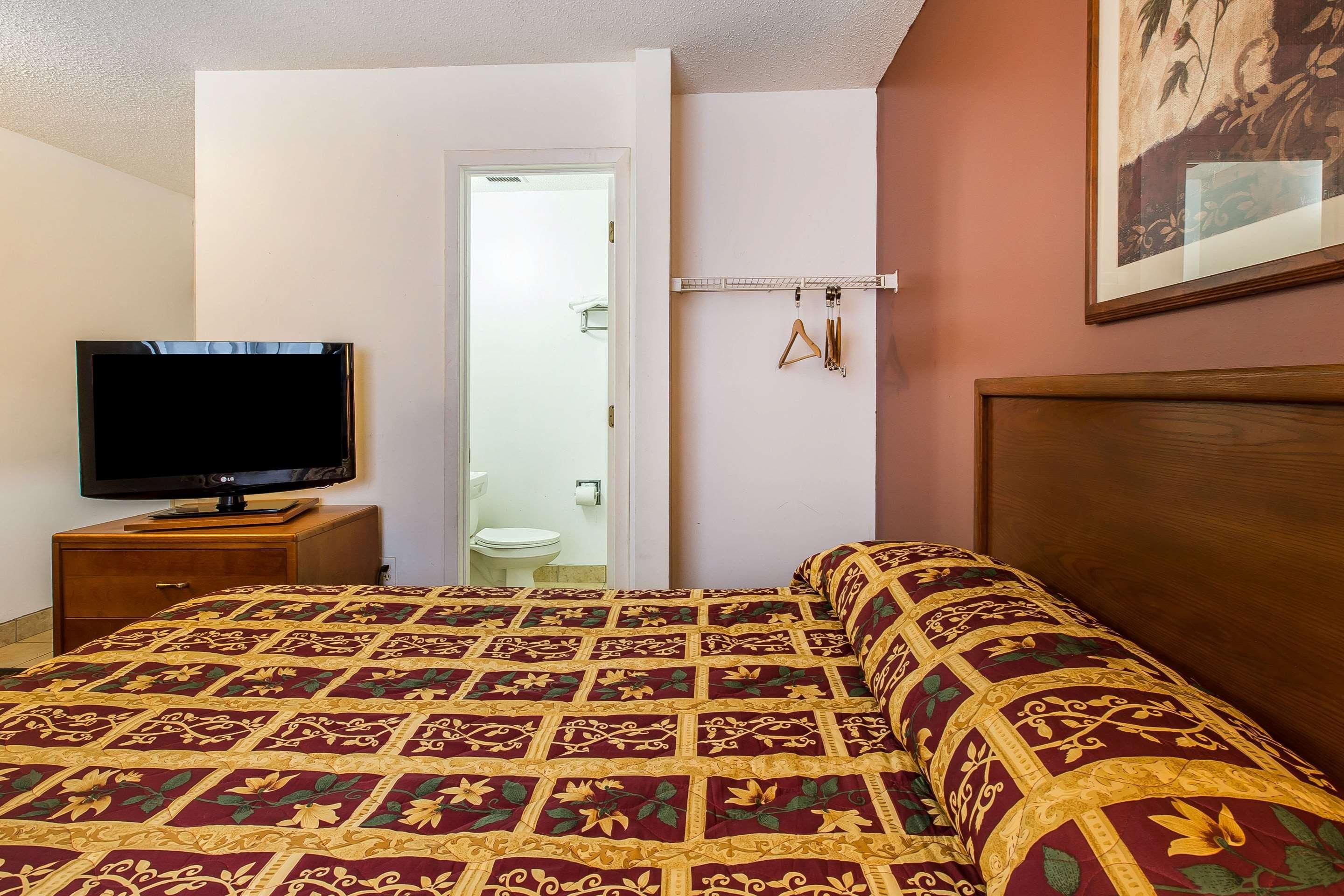 Suburban Abercorn Motel