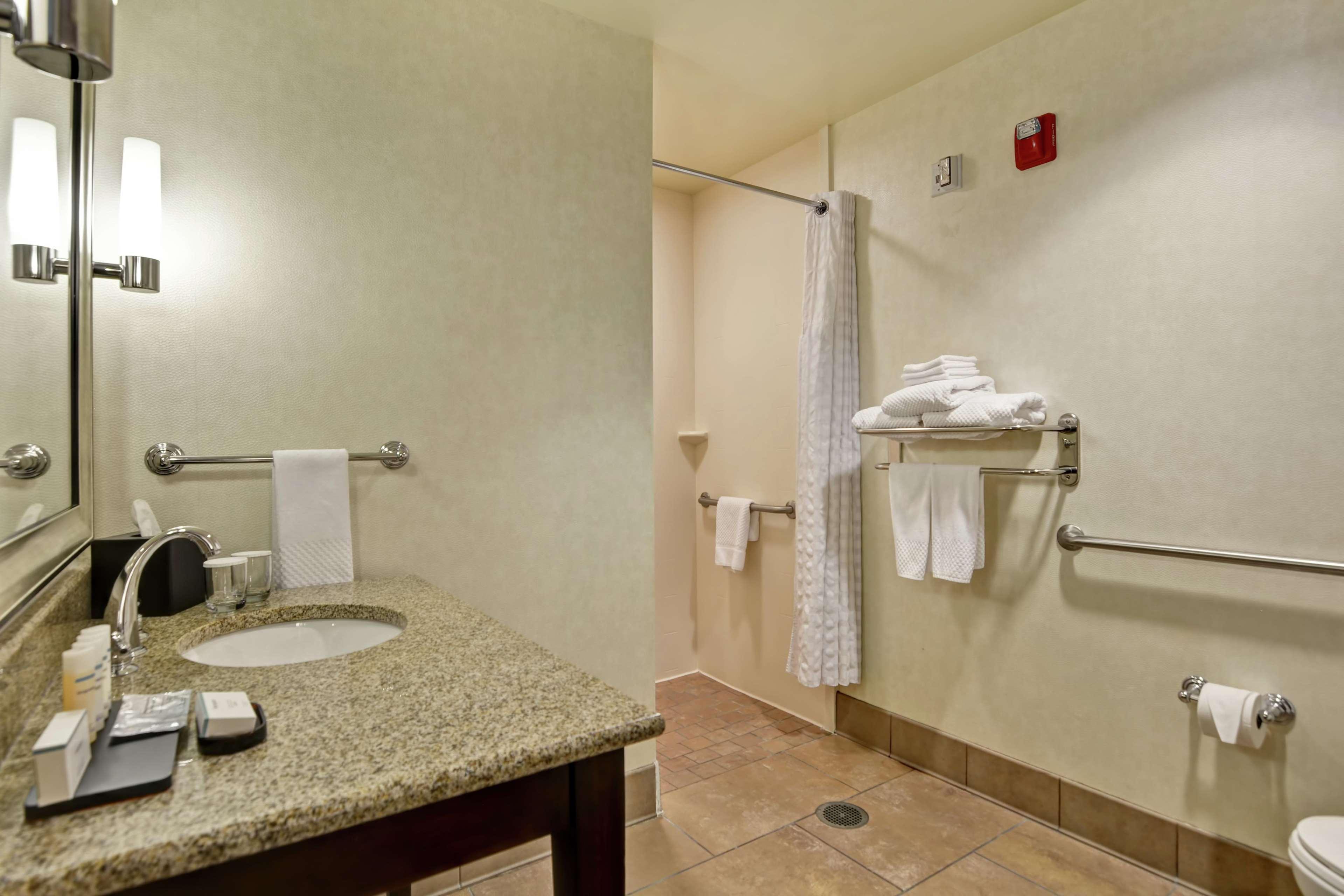 Hotel Embassy Airport Savannah