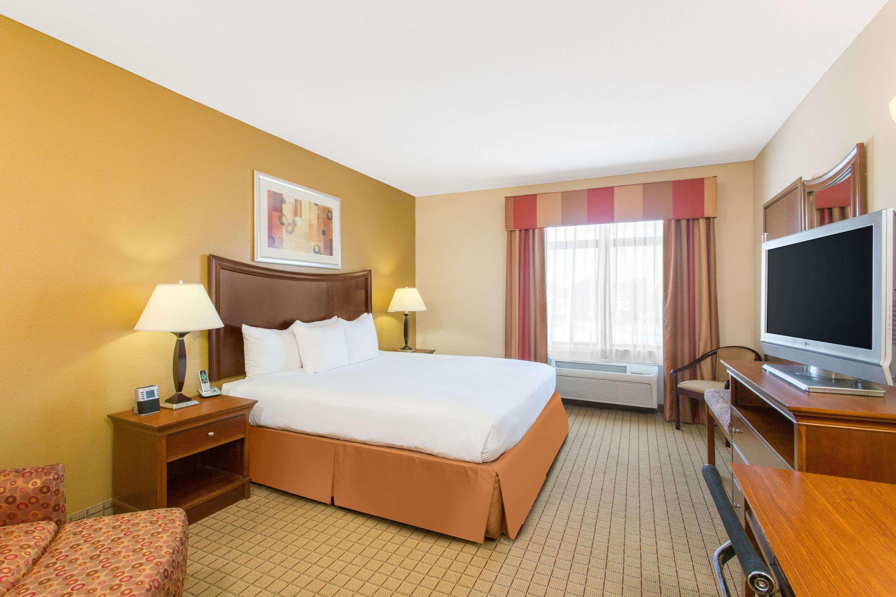 Wingate By Wyndham Pooler Hotel 3*