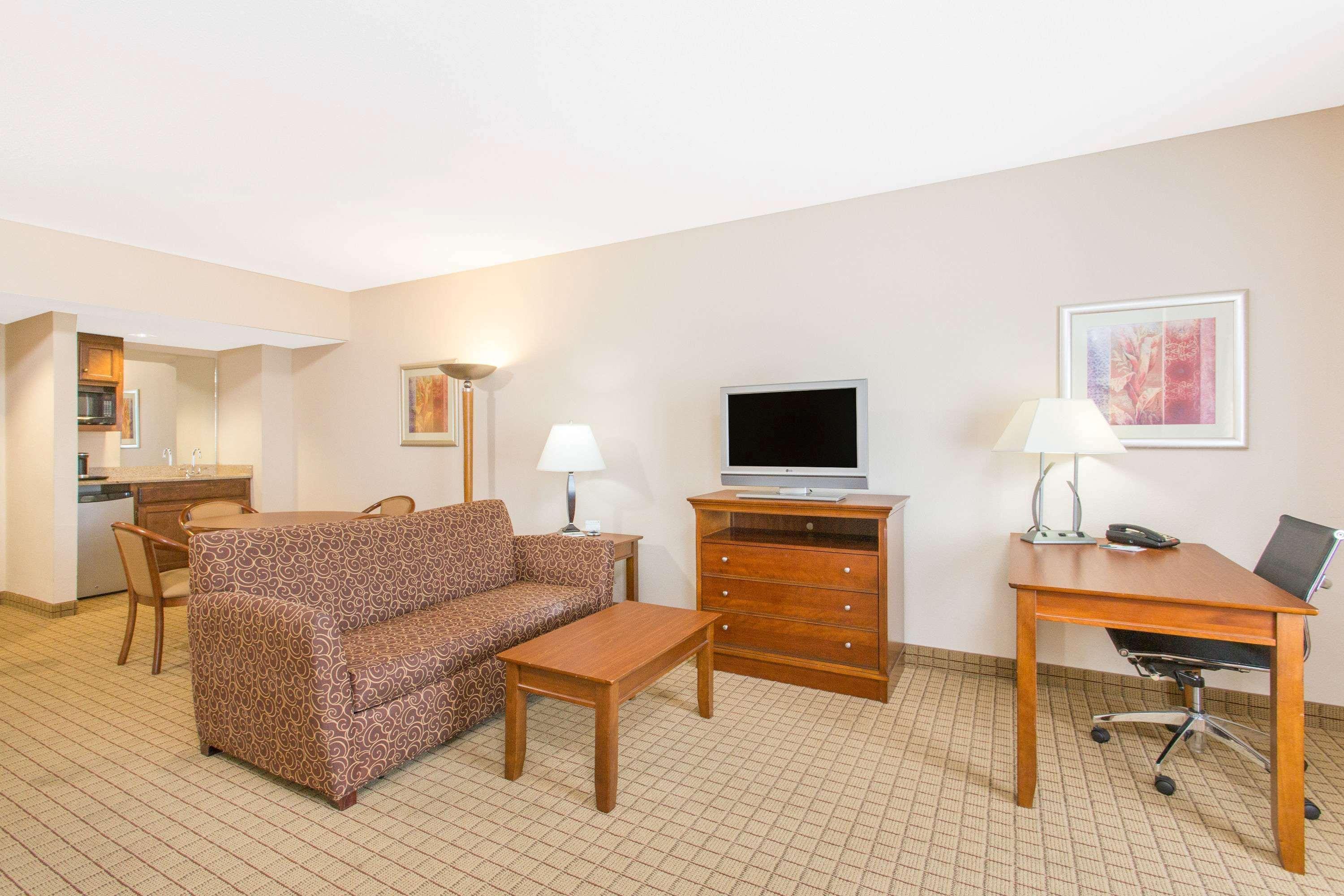 Wingate By Wyndham Pooler Hotel