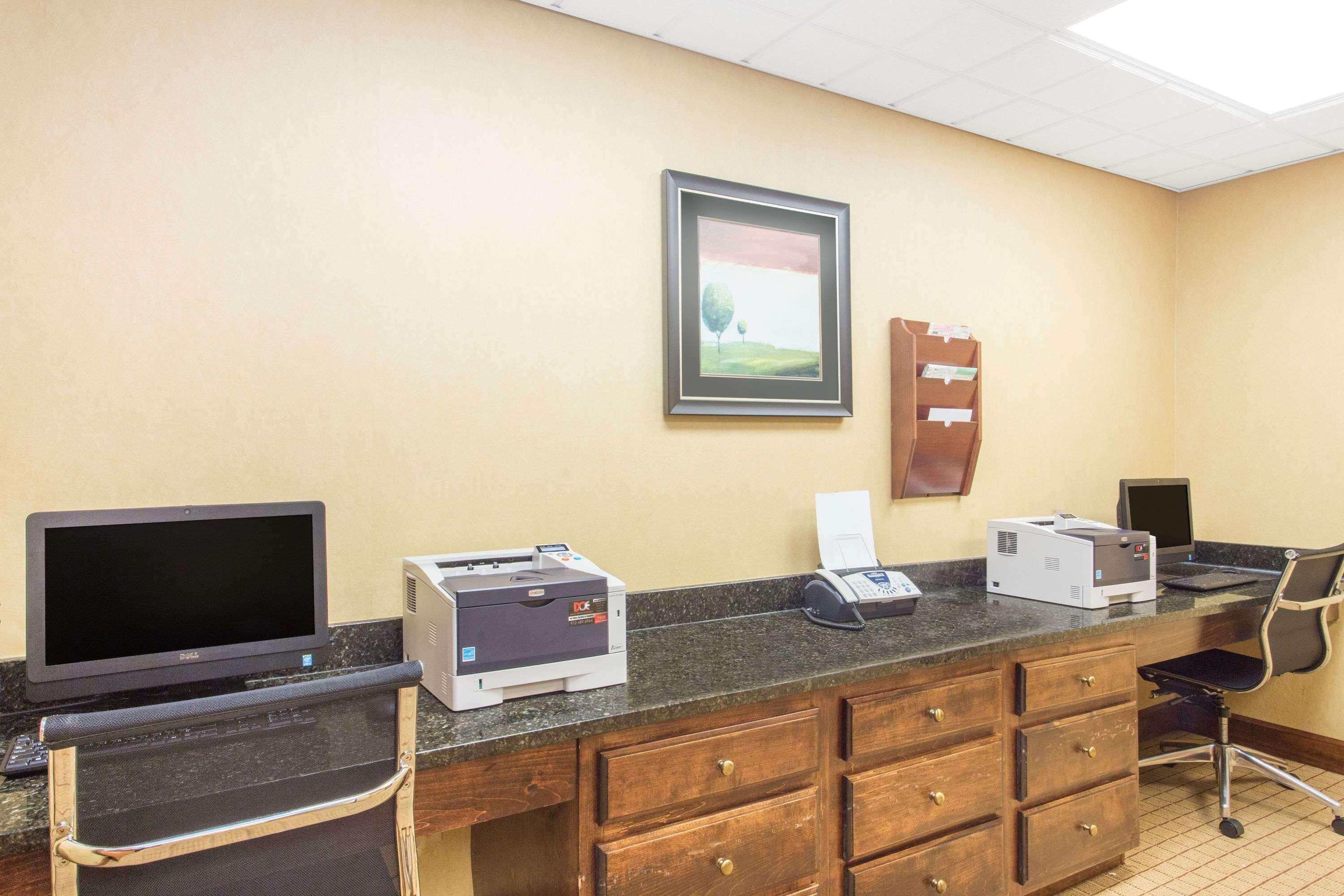 Wingate By Wyndham Pooler Hotel 3*