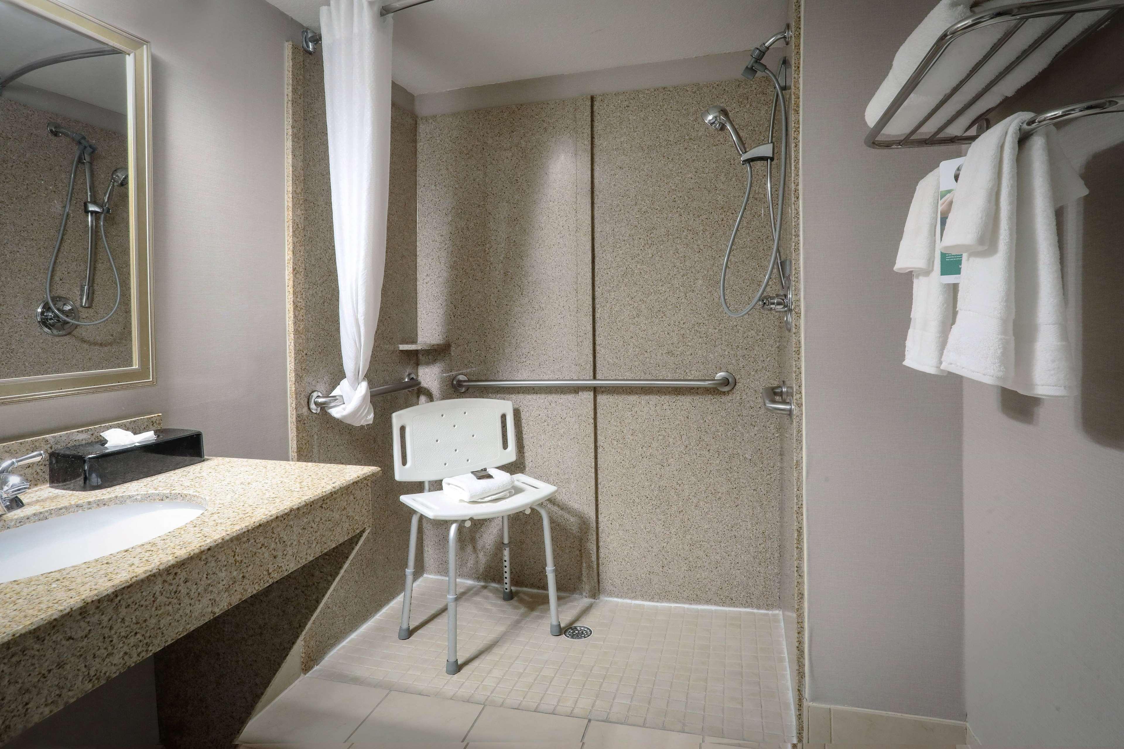 Wingate By Wyndham Pooler Hotel 3*