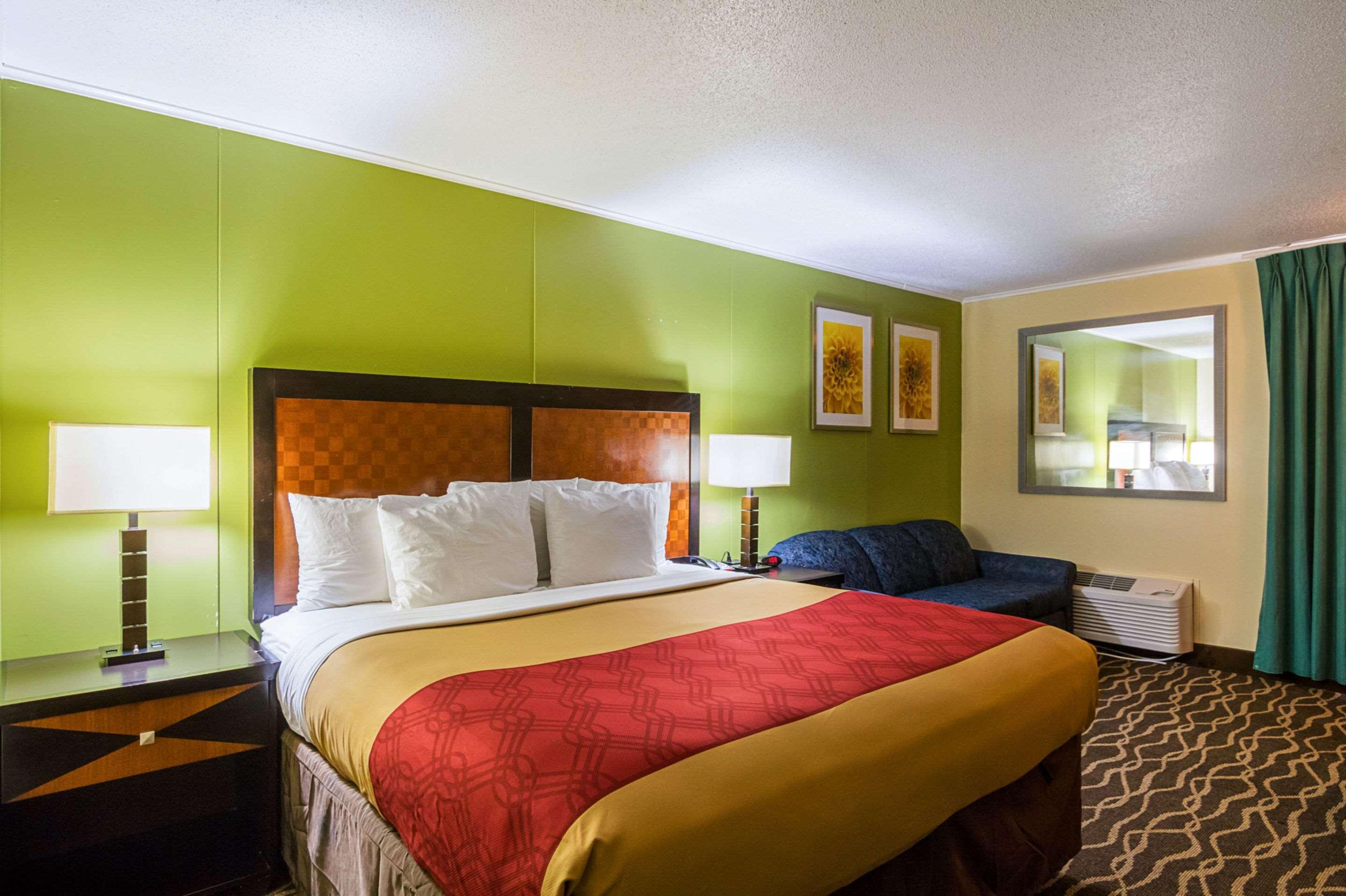 Econo Lodge *