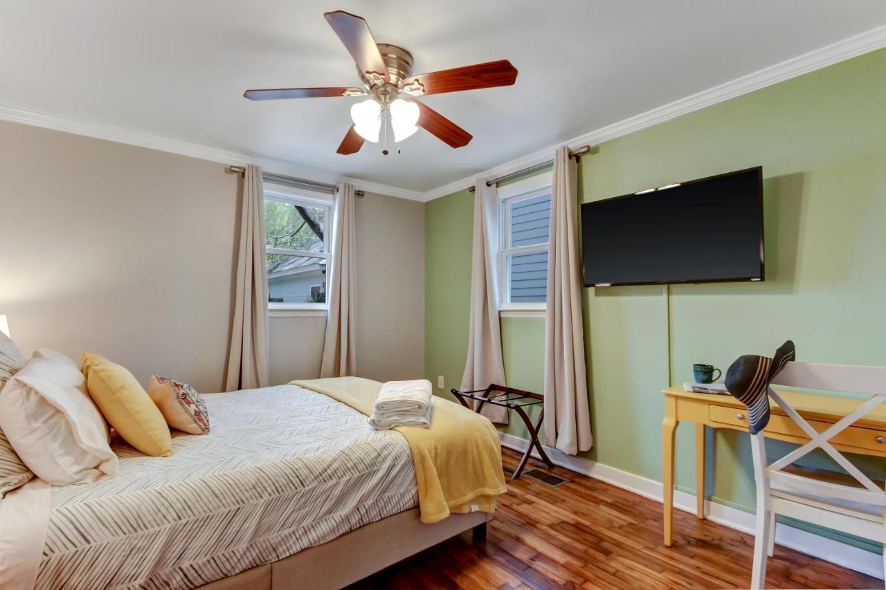 Apartment Vibrant, Colorful Building With Backyard Firepit And Games *