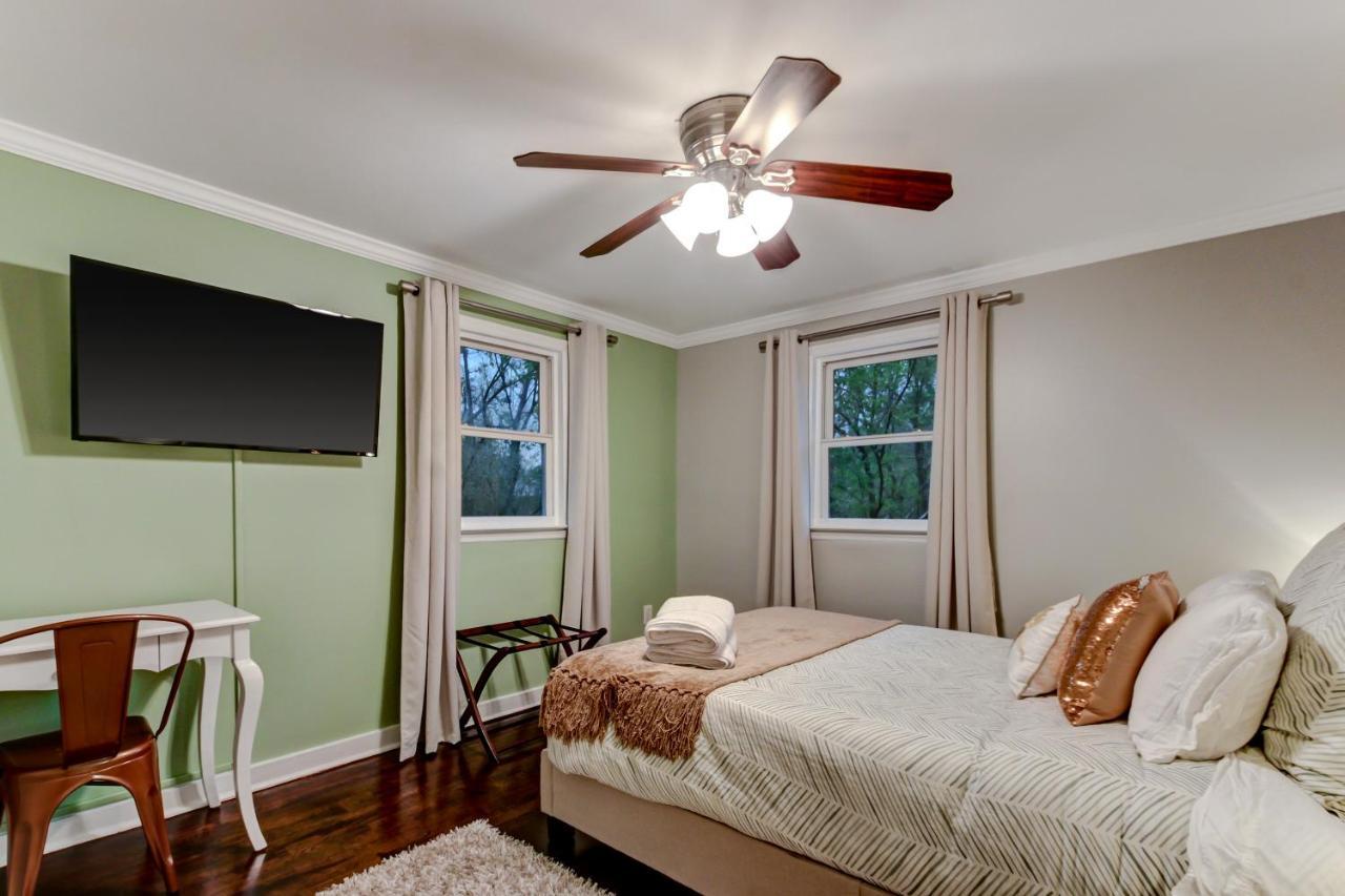 Vibrant, Colorful Building With Backyard Firepit And Games Apartment Savannah