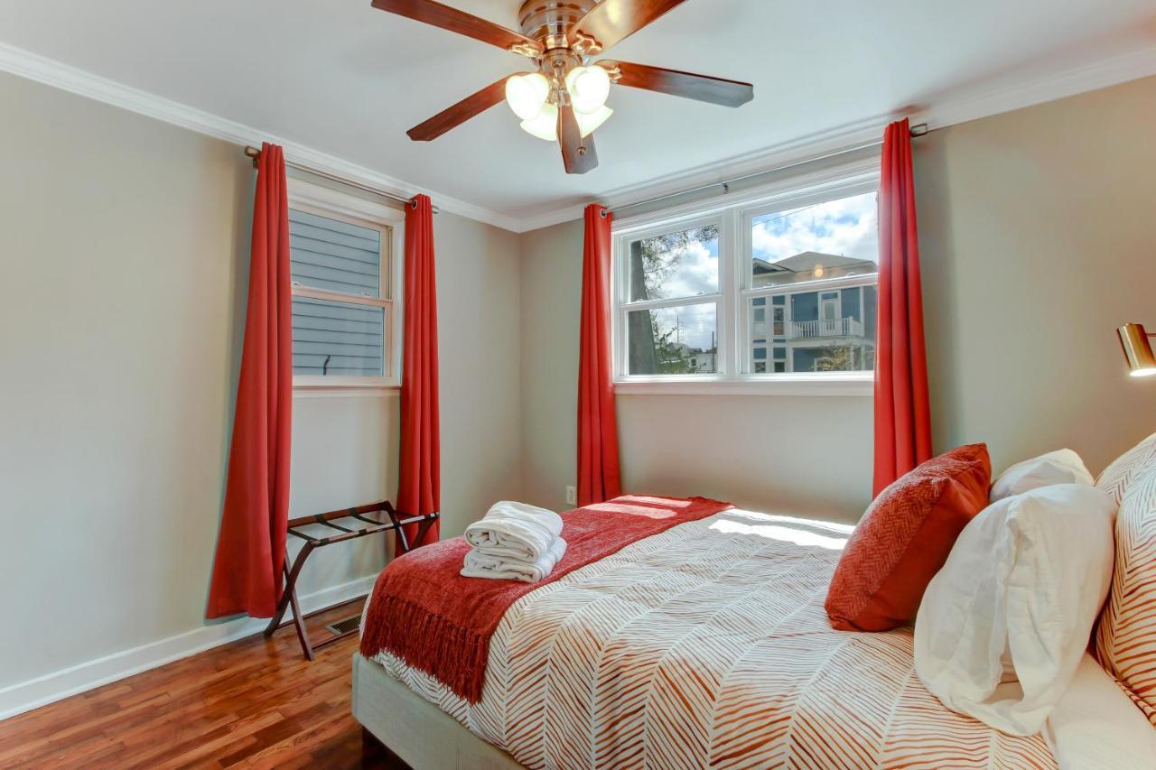 Vibrant, Colorful Building With Backyard Firepit And Games Apartment Savannah