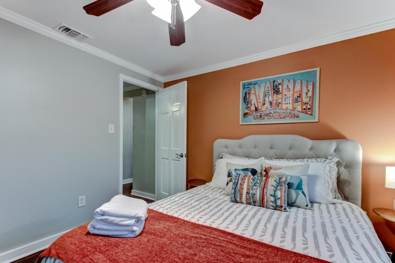 Apartment Vibrant, Colorful Building With Backyard Firepit And Games Savannah