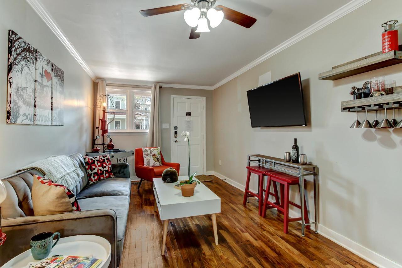 Apartment Vibrant, Colorful Building With Backyard Firepit And Games Savannah