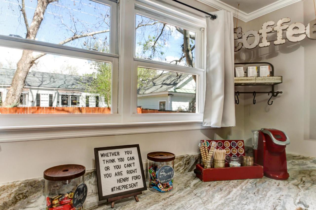 Apartment Vibrant, Colorful Building With Backyard Firepit And Games *