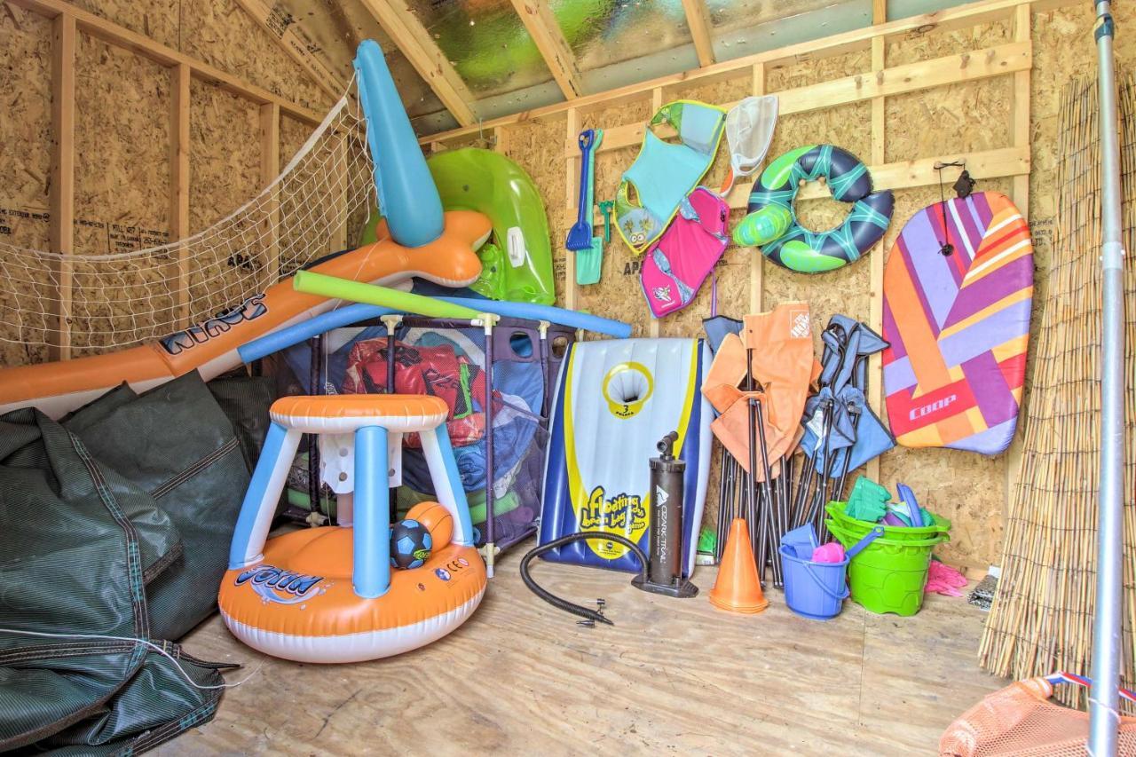 Family With Private Pool And Yard!