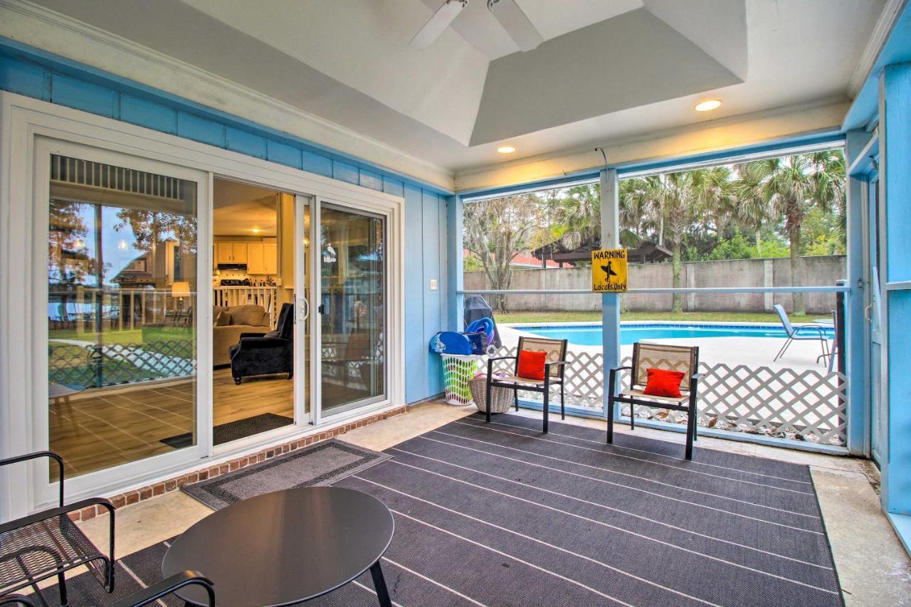 Riverfront Getaway With Pool And Dock! Holiday home Savannah