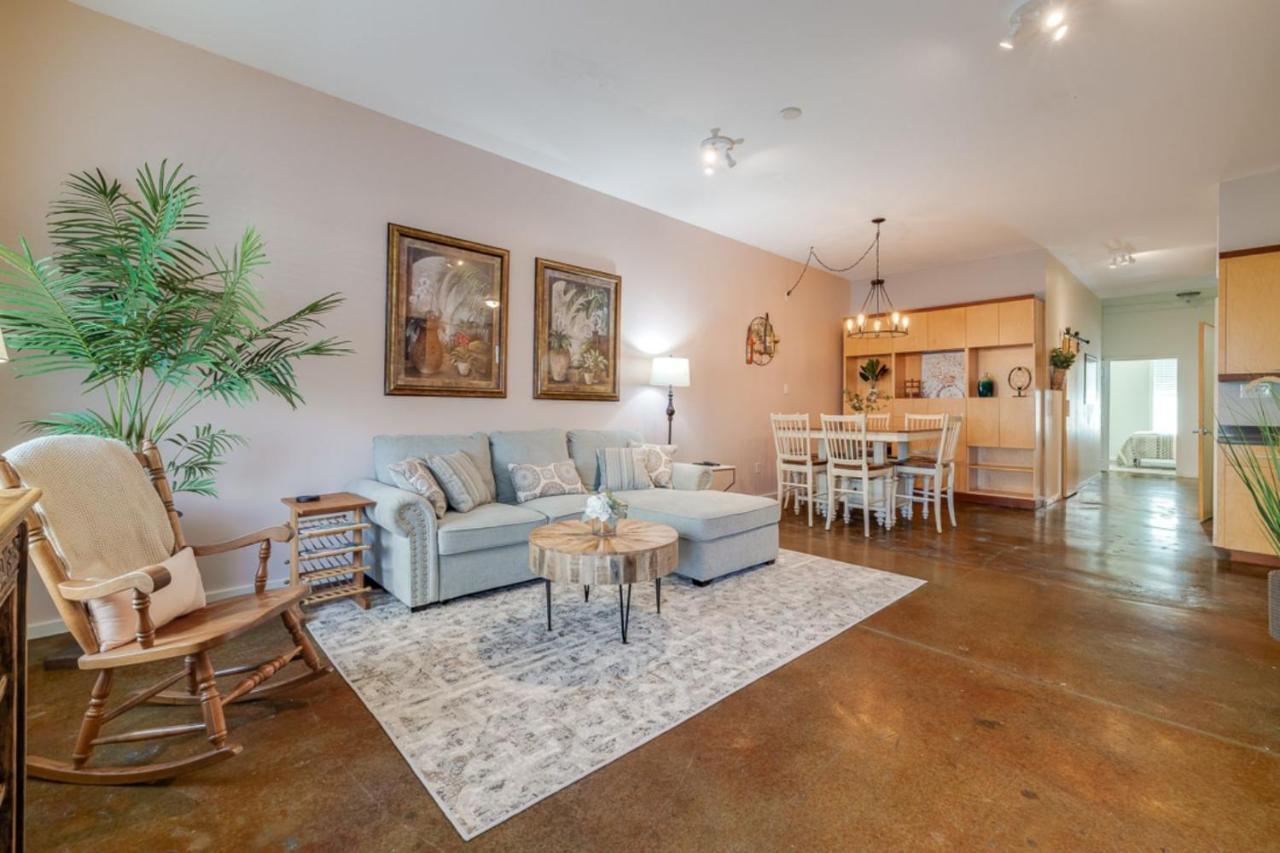 Southern Charmer-historic District Downtown-front Porch-walk Score 90!!-private Parking-1 Minute To Forsyth Park Holiday home *