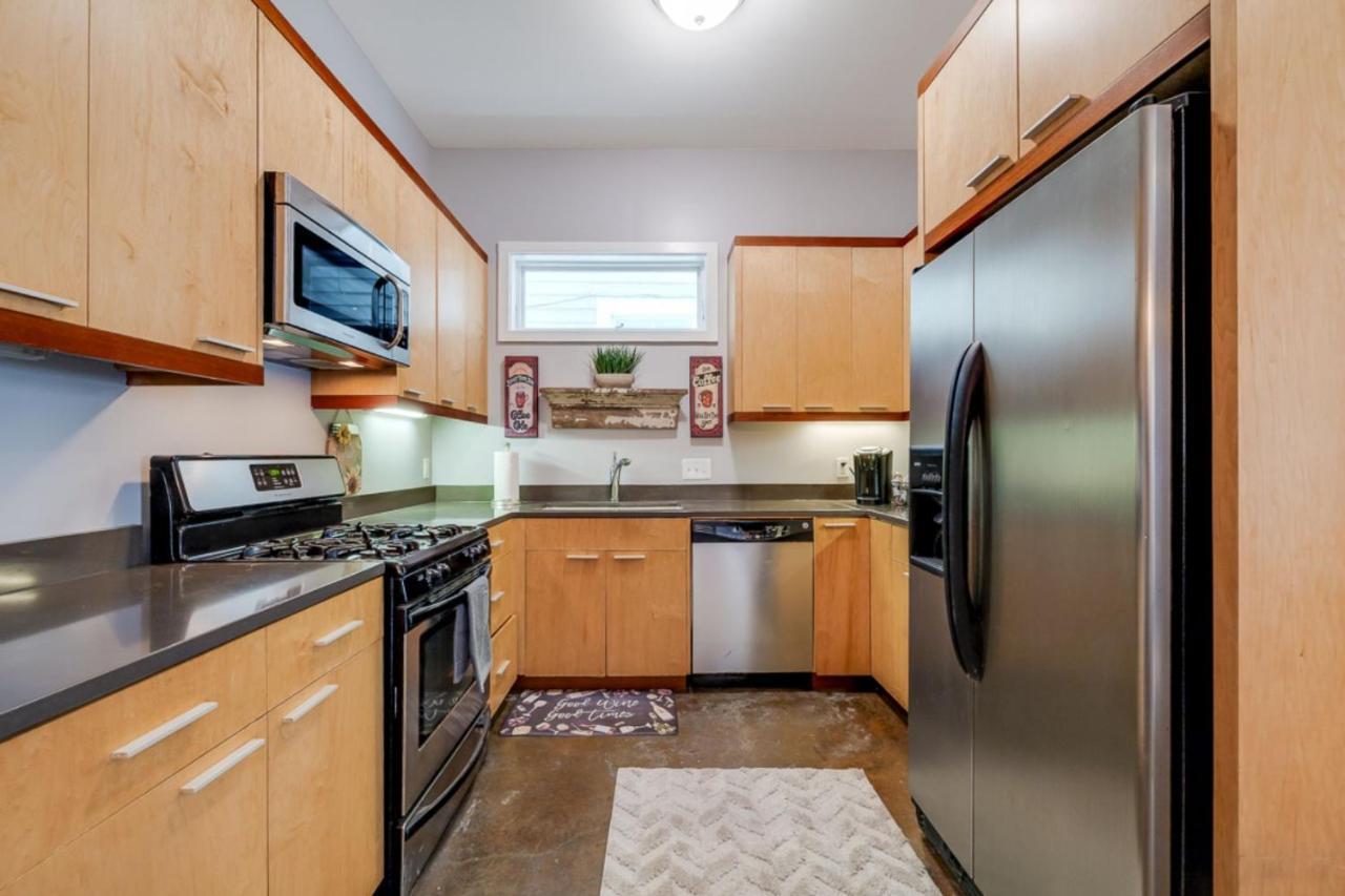 Southern Charmer-historic District Downtown-front Porch-walk Score 90!!-private Parking-1 Minute To Forsyth Park Holiday home *