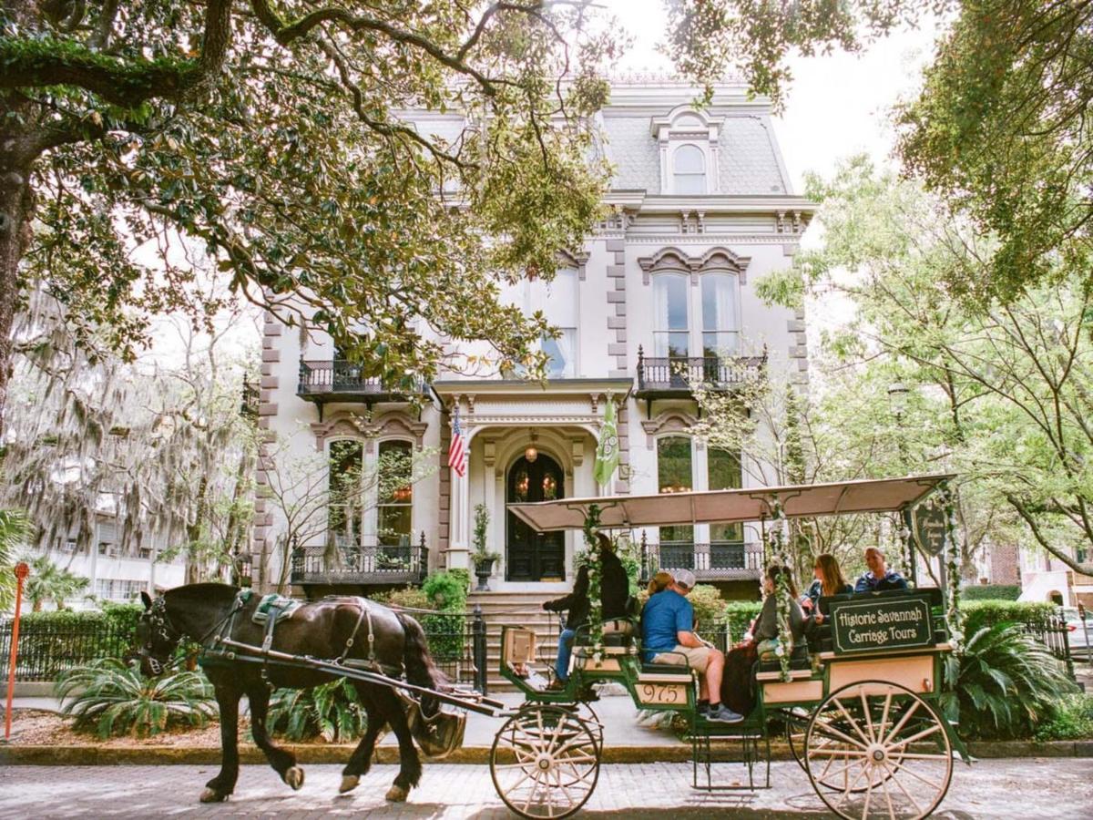 Holiday home Southern Charmer-historic District Downtown-front Porch-walk Score 90!!-private Parking-1 Minute To Forsyth Park Savannah