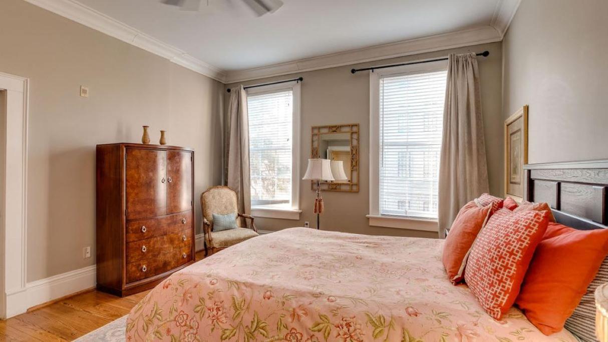 201 York #3 - Homey Downtown 2 Bedroom Steps From The River * Savannah