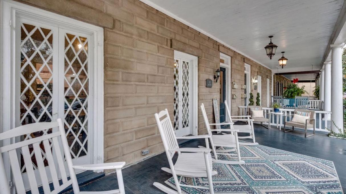 Comfortable Escape In Historic Downtown Bed & Breakfast 4*