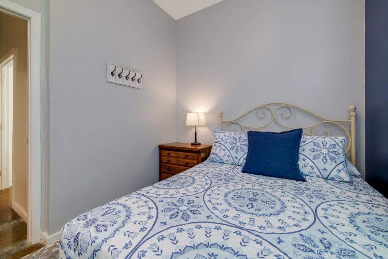 Holiday home Southern Charmer-historic District Downtown-front Porch-walk Score 90!!-private Parking-1 Minute To Forsyth Park *