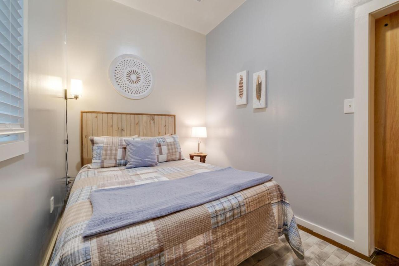 Southern Charmer-historic District Downtown-front Porch-walk Score 90!!-private Parking-1 Minute To Forsyth Park Holiday home