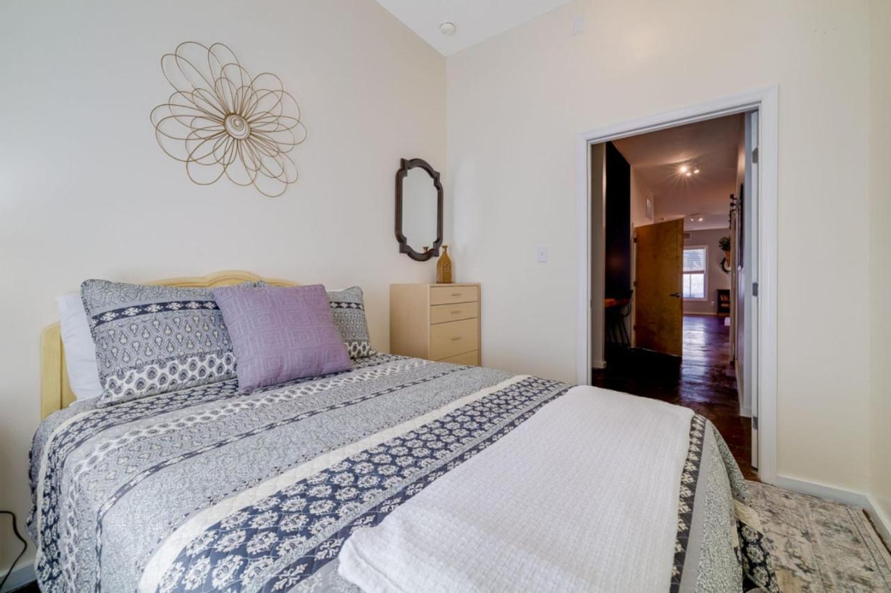 Southern Charmer-historic District Downtown-front Porch-walk Score 90!!-private Parking-1 Minute To Forsyth Park Holiday home