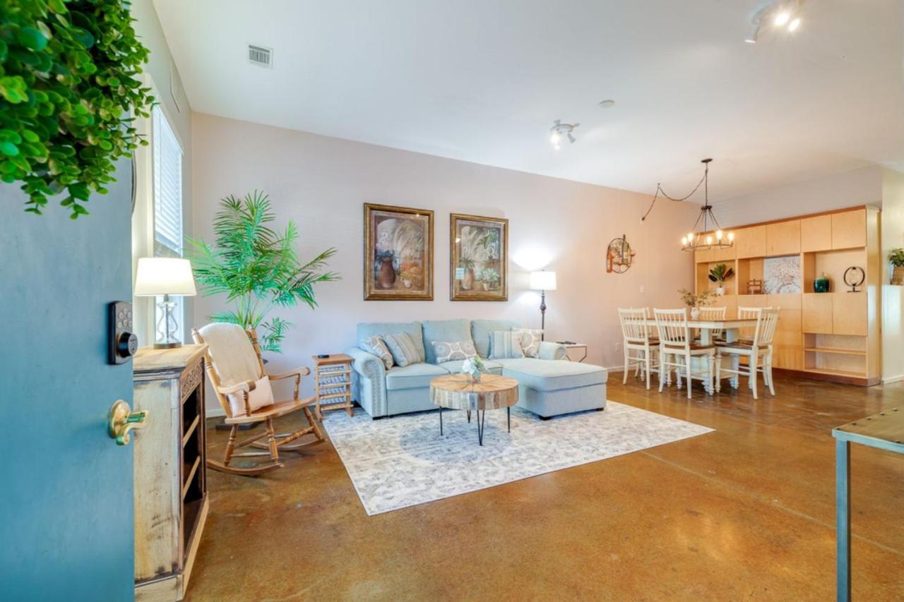Southern Charmer-historic District Downtown-front Porch-walk Score 90!!-private Parking-1 Minute To Forsyth Park Savannah