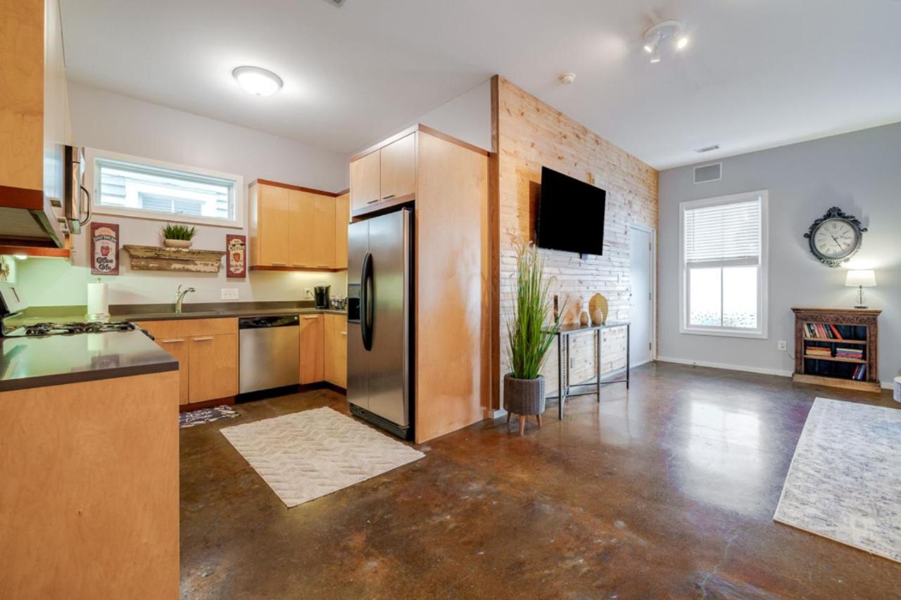 Southern Charmer-historic District Downtown-front Porch-walk Score 90!!-private Parking-1 Minute To Forsyth Park Holiday home