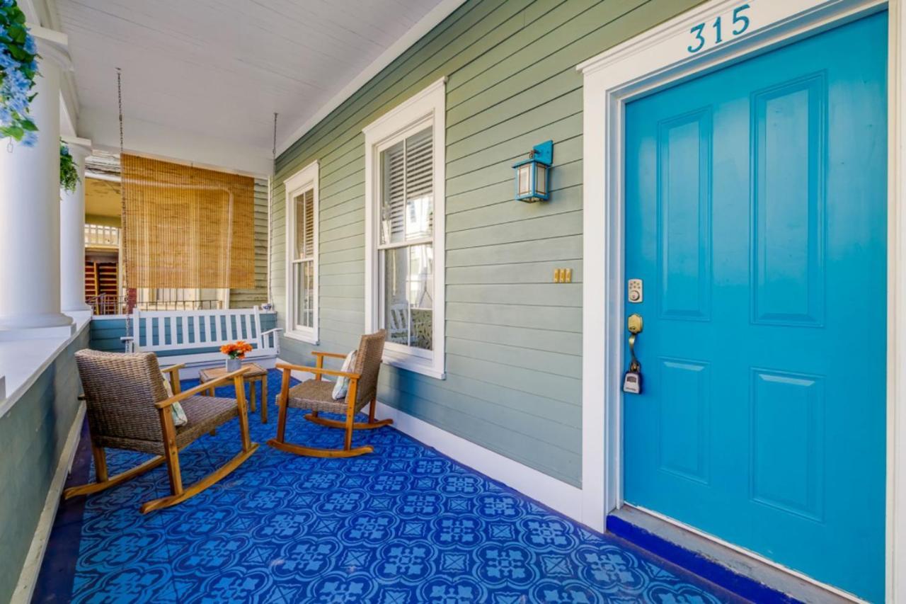 Southern Charmer-historic District Downtown-front Porch-walk Score 90!!-private Parking-1 Minute To Forsyth Park * Savannah