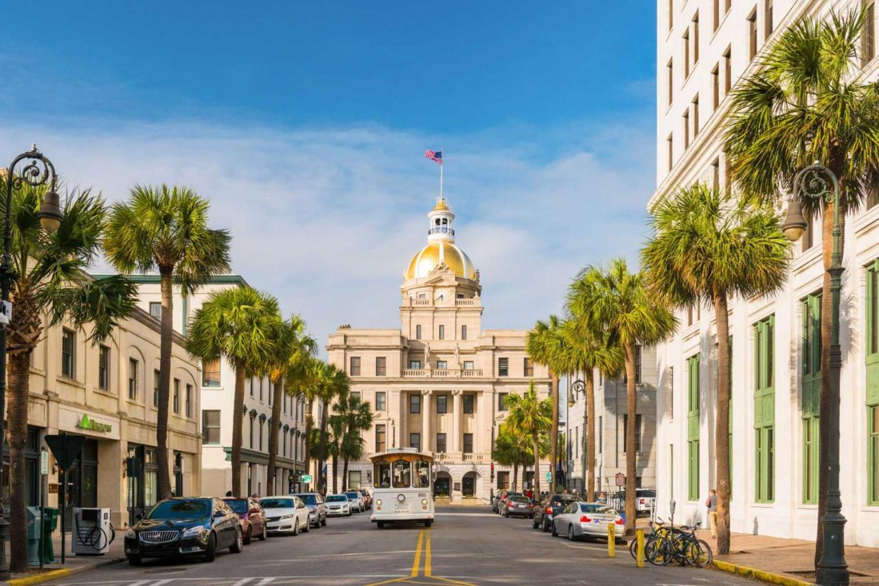 Southern Charmer-historic District Downtown-front Porch-walk Score 90!!-private Parking-1 Minute To Forsyth Park Savannah