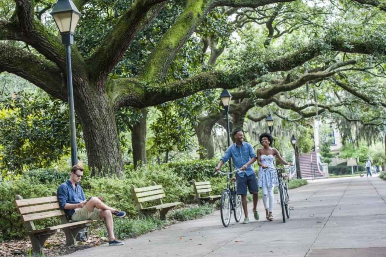 Southern Charmer-historic District Downtown-front Porch-walk Score 90!!-private Parking-1 Minute To Forsyth Park * Savannah