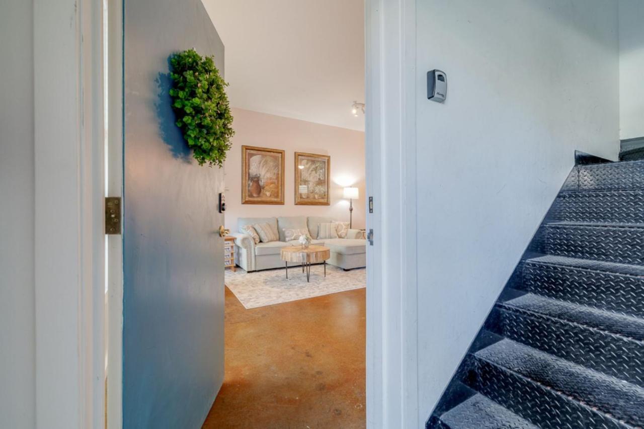 Holiday home Southern Charmer-historic District Downtown-front Porch-walk Score 90!!-private Parking-1 Minute To Forsyth Park Savannah