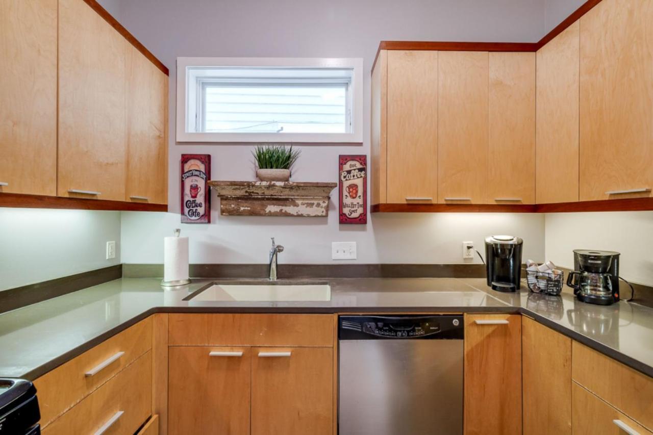 Southern Charmer-historic District Downtown-front Porch-walk Score 90!!-private Parking-1 Minute To Forsyth Park Holiday home