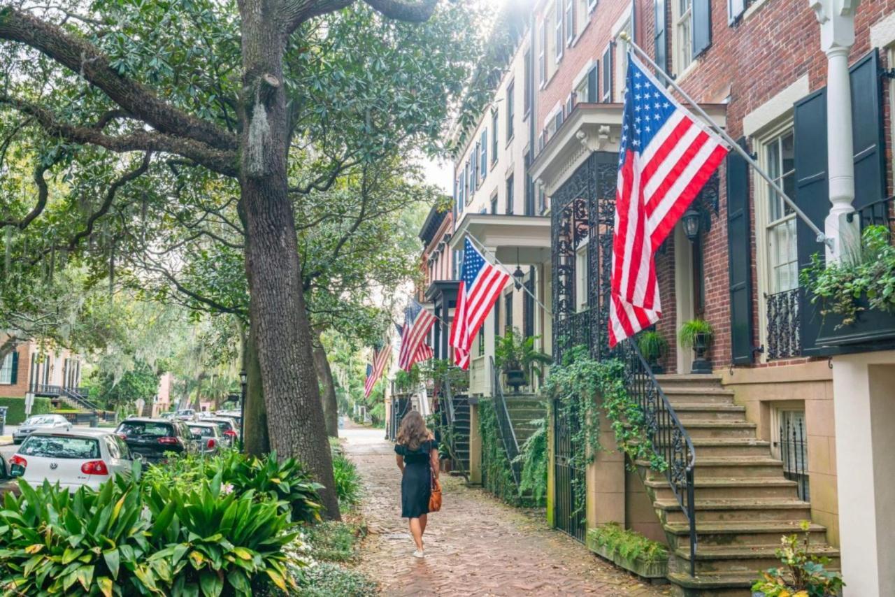 Southern Charmer-historic District Downtown-front Porch-walk Score 90!!-private Parking-1 Minute To Forsyth Park Holiday home Savannah