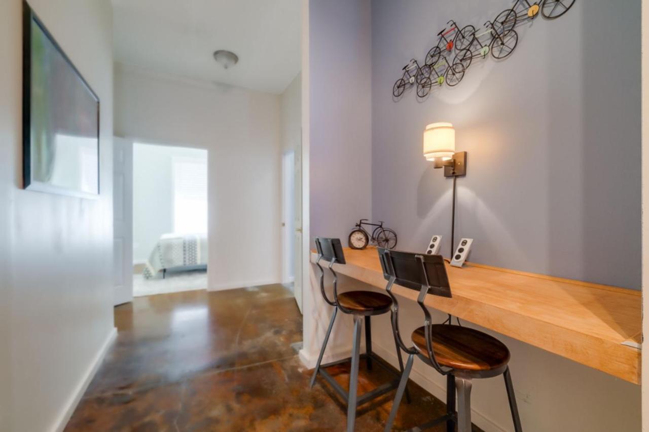 Holiday home Southern Charmer-historic District Downtown-front Porch-walk Score 90!!-private Parking-1 Minute To Forsyth Park Savannah