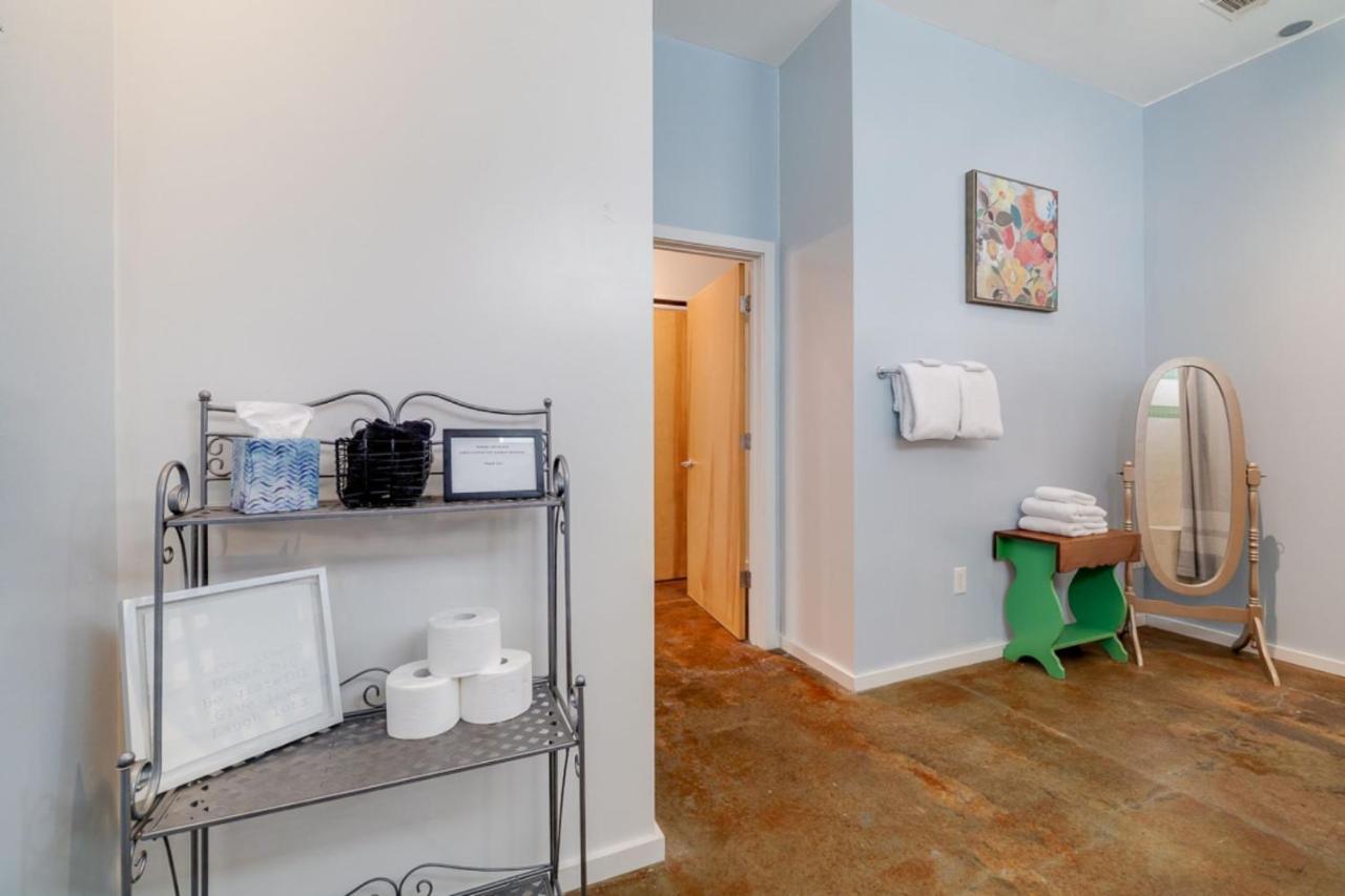 Southern Charmer-historic District Downtown-front Porch-walk Score 90!!-private Parking-1 Minute To Forsyth Park *