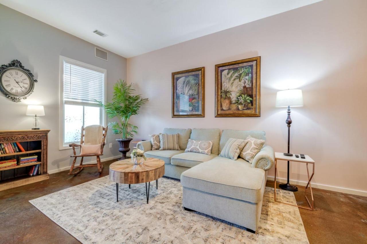 Southern Charmer-historic District Downtown-front Porch-walk Score 90!!-private Parking-1 Minute To Forsyth Park Holiday home
