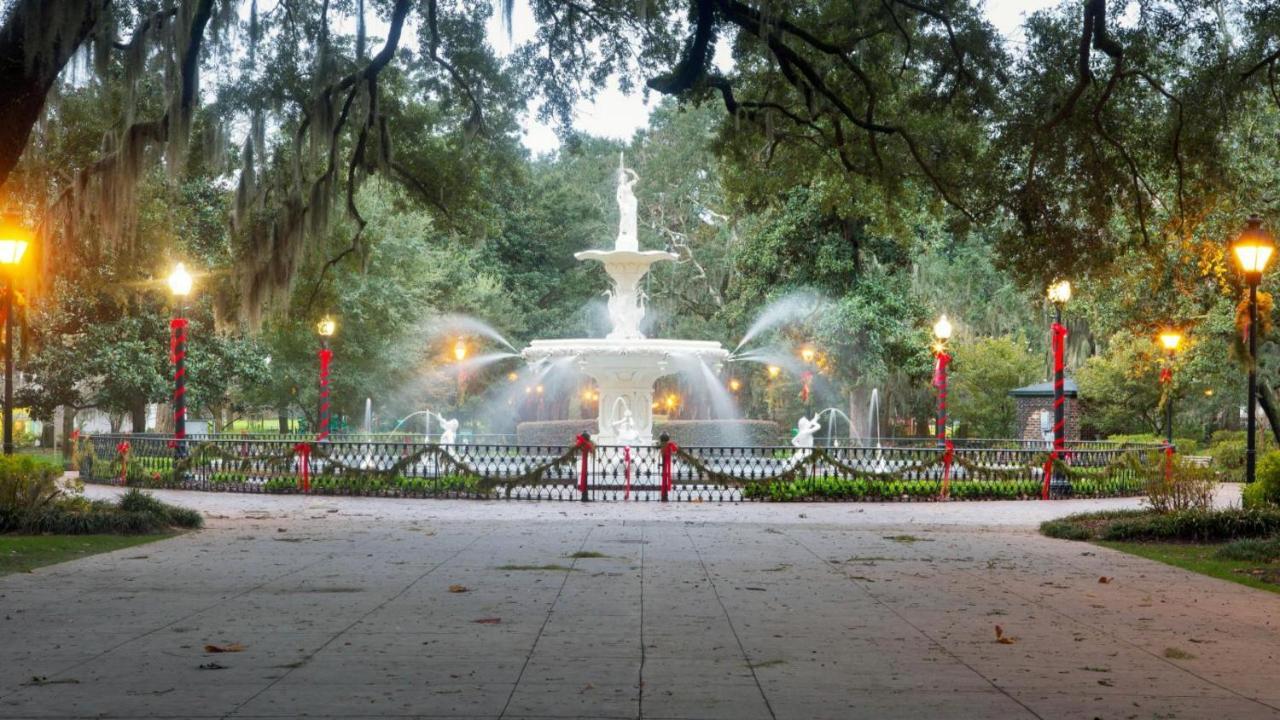 Southern Charmer-historic District Downtown-front Porch-walk Score 90!!-private Parking-1 Minute To Forsyth Park Savannah