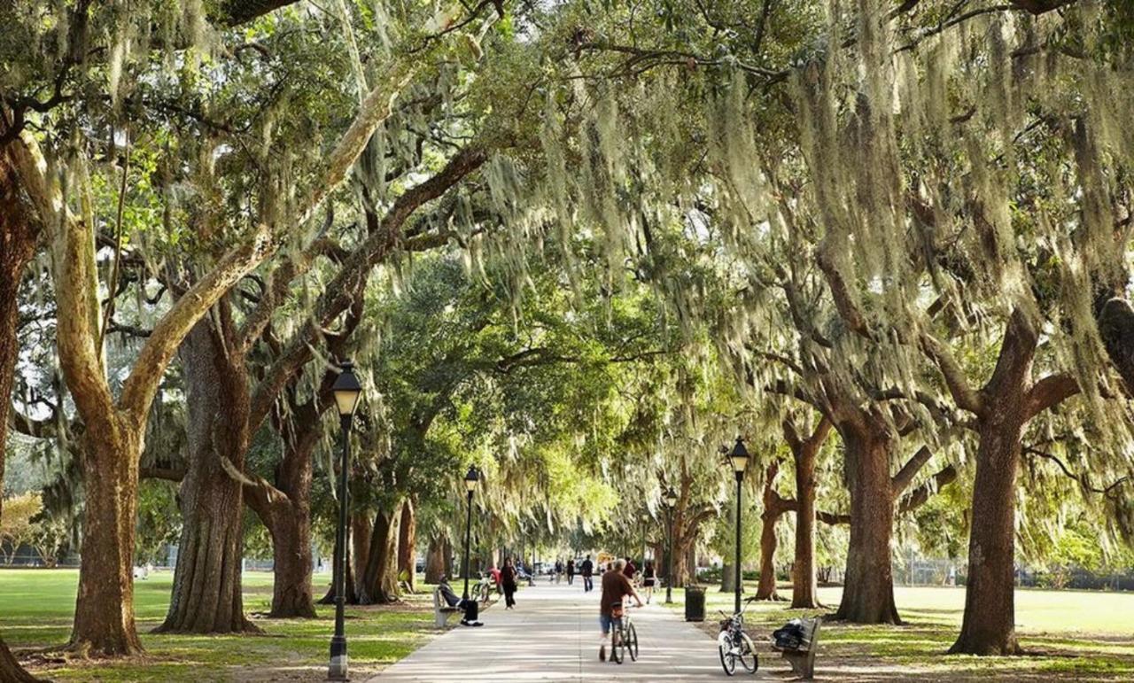 Southern Charmer-historic District Downtown-front Porch-walk Score 90!!-private Parking-1 Minute To Forsyth Park Holiday home *