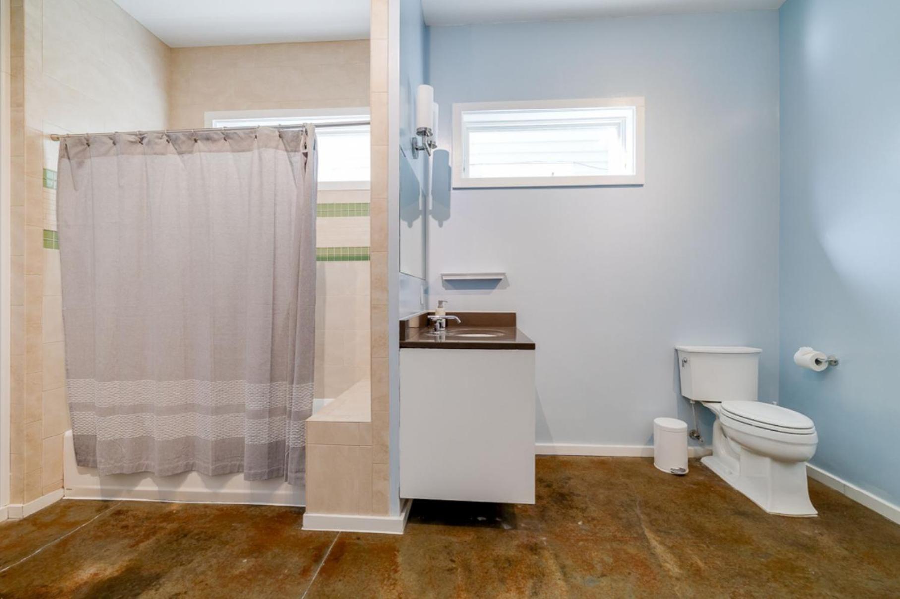 Southern Charmer-historic District Downtown-front Porch-walk Score 90!!-private Parking-1 Minute To Forsyth Park Holiday home