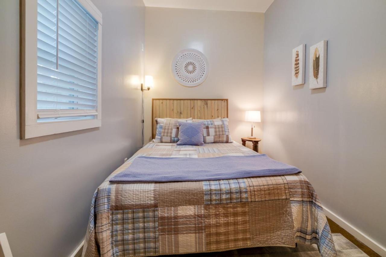 Southern Charmer-historic District Downtown-front Porch-walk Score 90!!-private Parking-1 Minute To Forsyth Park *