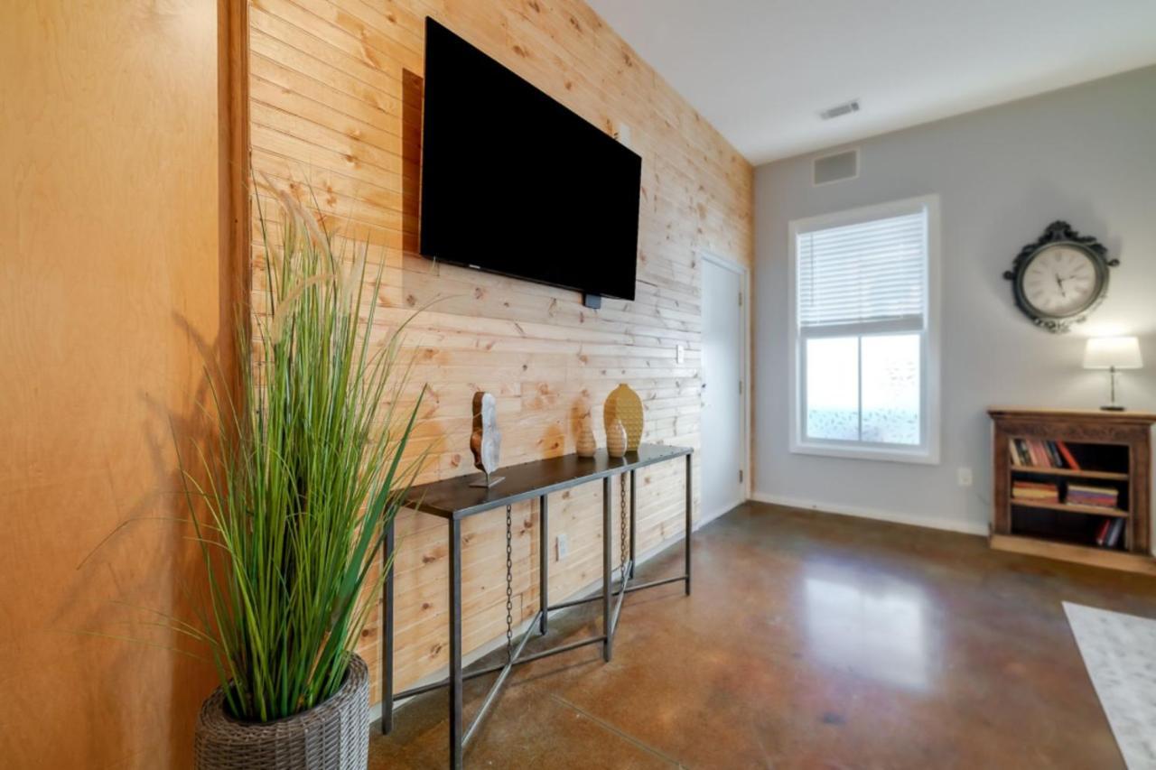 Southern Charmer-historic District Downtown-front Porch-walk Score 90!!-private Parking-1 Minute To Forsyth Park Holiday home *