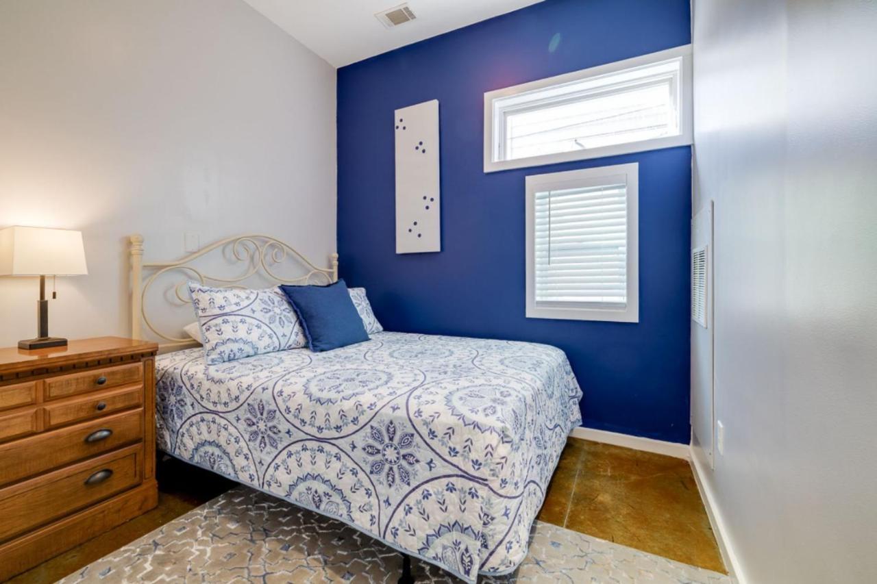 Southern Charmer-historic District Downtown-front Porch-walk Score 90!!-private Parking-1 Minute To Forsyth Park Holiday home *