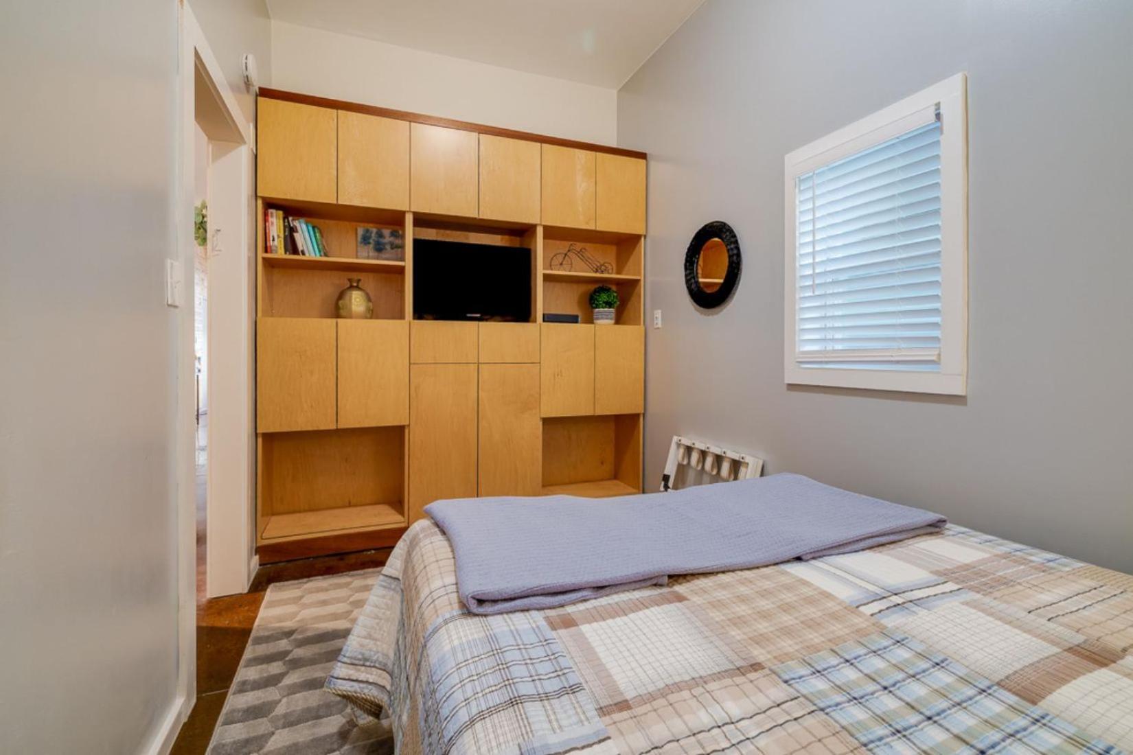Holiday home Southern Charmer-historic District Downtown-front Porch-walk Score 90!!-private Parking-1 Minute To Forsyth Park