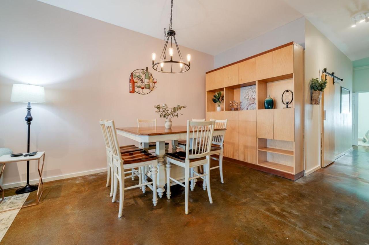Southern Charmer-historic District Downtown-front Porch-walk Score 90!!-private Parking-1 Minute To Forsyth Park * Savannah