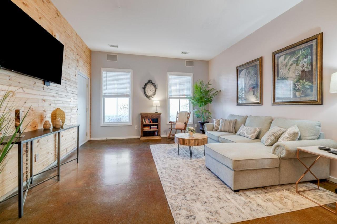 Holiday home Southern Charmer-historic District Downtown-front Porch-walk Score 90!!-private Parking-1 Minute To Forsyth Park