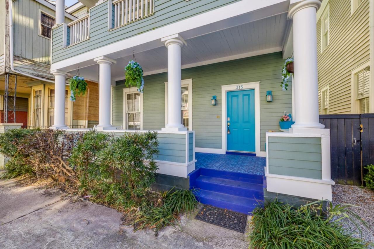 Southern Charmer-historic District Downtown-front Porch-walk Score 90!!-private Parking-1 Minute To Forsyth Park Holiday home *